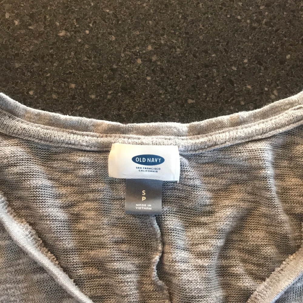 Super cozy, cute long sleeved grey shirt!